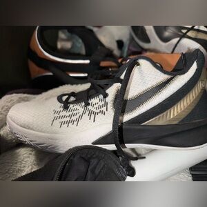 Kyrie Flytrap 2 'White Gold Black'